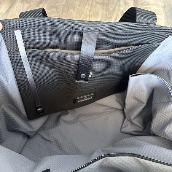 Tumi NWT- 148968-1041/Alpha Bravo Essential Large East West Tote- Black - Picture 8 of 13
